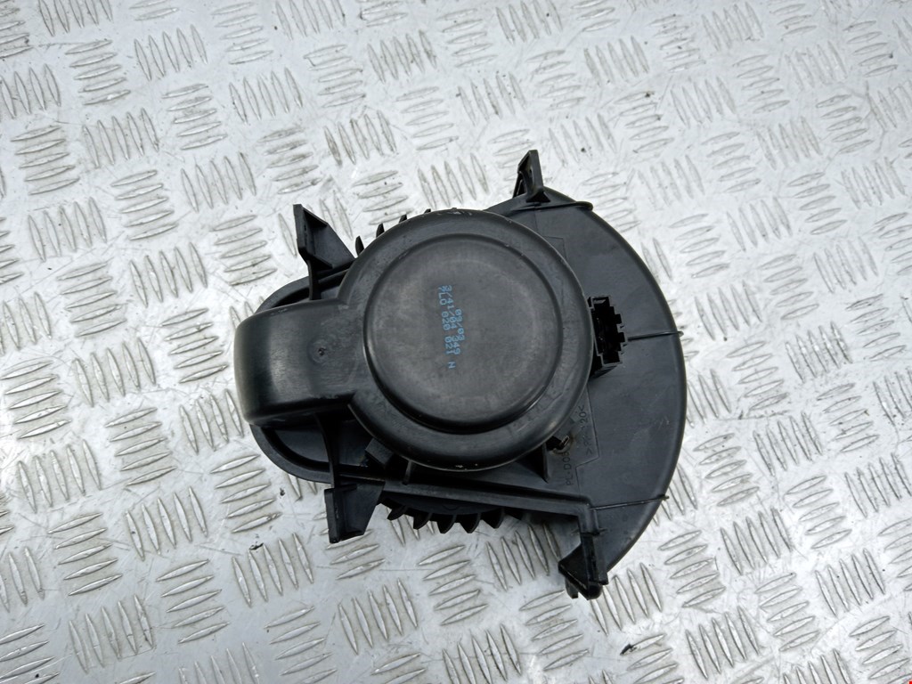 Моторчик (мотор) отопителя салона VOLKSWAGEN Touareg 2002-2010