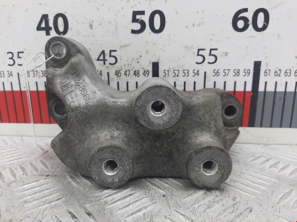 Кронштейн (крепление лапа траверса) кпп Opel Astra J (2009-2018)