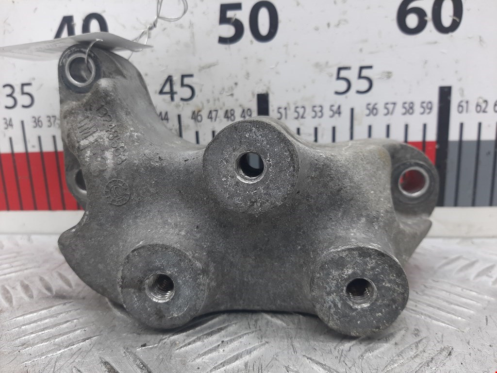 Кронштейн (крепление лапа траверса) кпп Opel Astra J (2009-2018)