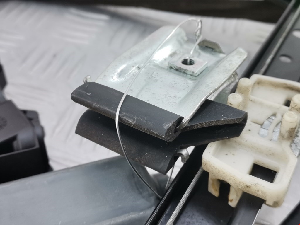 Стеклоподъемник задний правый SEAT Alhambra 1996-2010