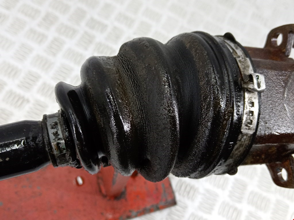 Полуось (привод, приводной вал) передняя правая AUDI A8 D3 2003-2010