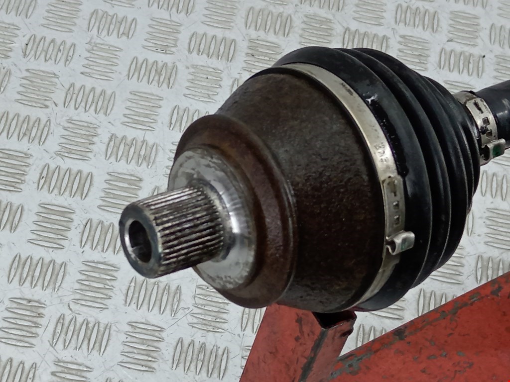 Полуось (привод, приводной вал) передняя левая AUDI A8 D3 2003-2010