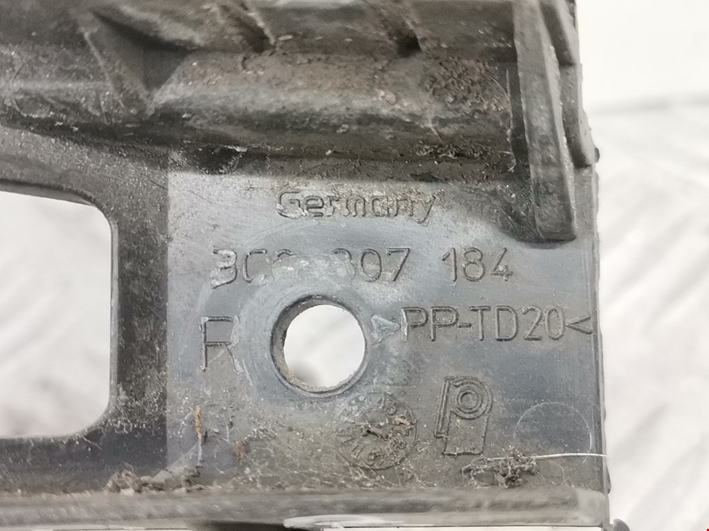 Кронштейн переднего бампера правый VOLKSWAGEN Passat B6 2005-2011