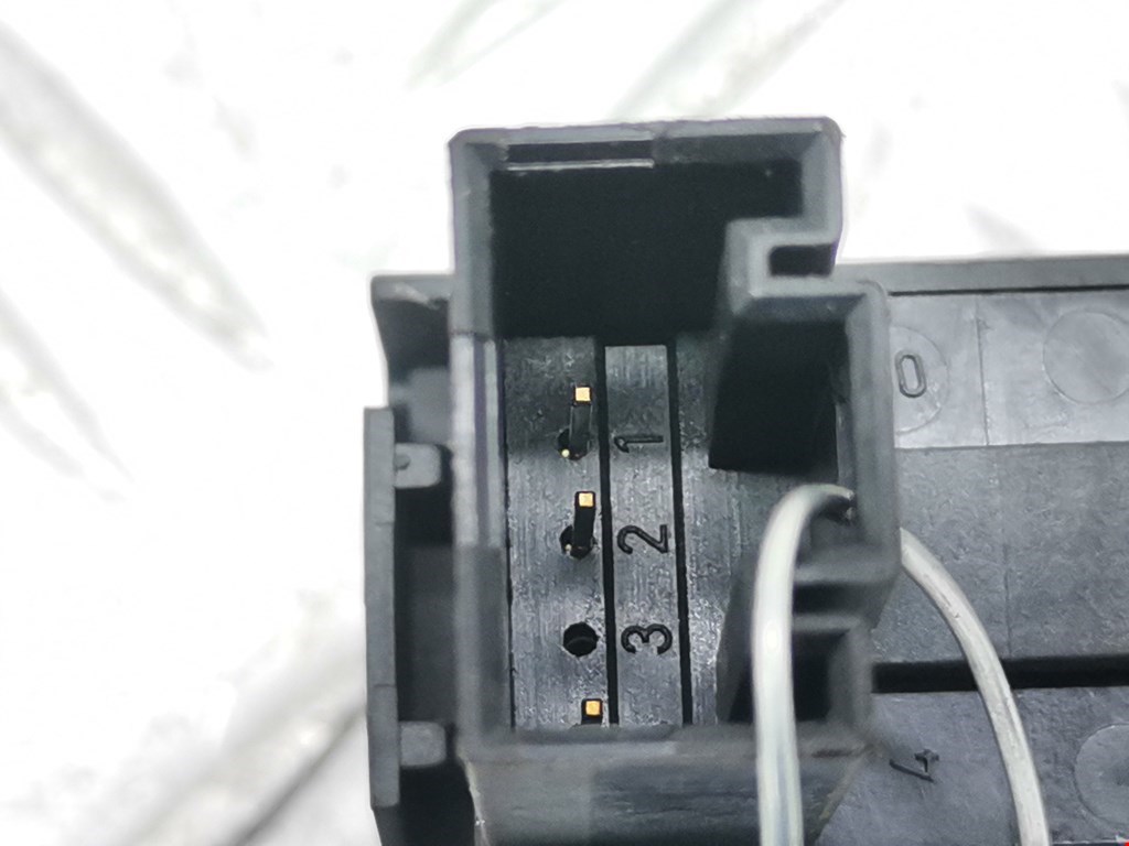 Кнопка стеклоподъемника VOLKSWAGEN Touareg 2002-2010