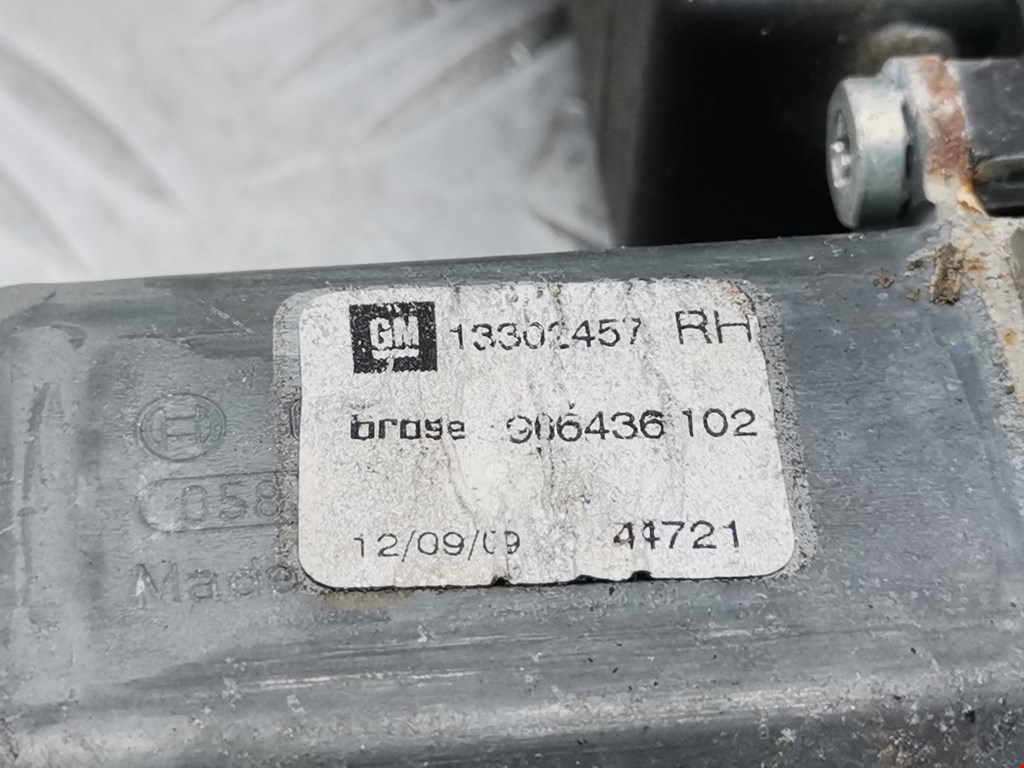 Стеклоподъемник передний правый OPEL Astra J 2009-2017