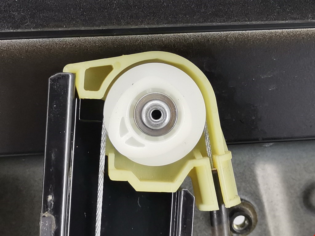 Стеклоподъемник задний левый VOLKSWAGEN Touareg 2002-2010