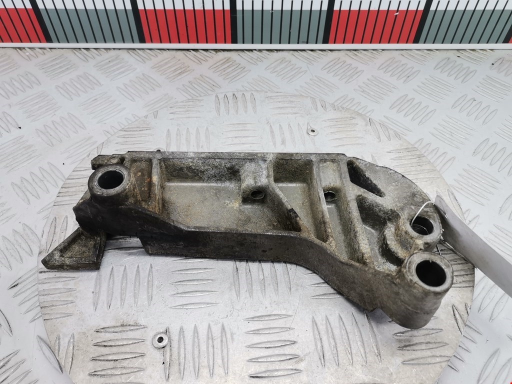 Кронштейн (крепление лапа) двигателя Opel Vectra C (2002-2008)