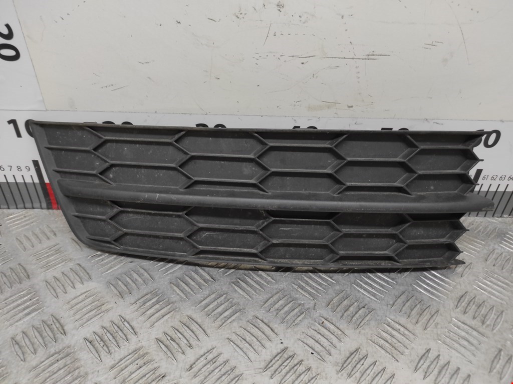 Решетка (заглушка) в бампер правая Skoda Rapid (2012-2020)