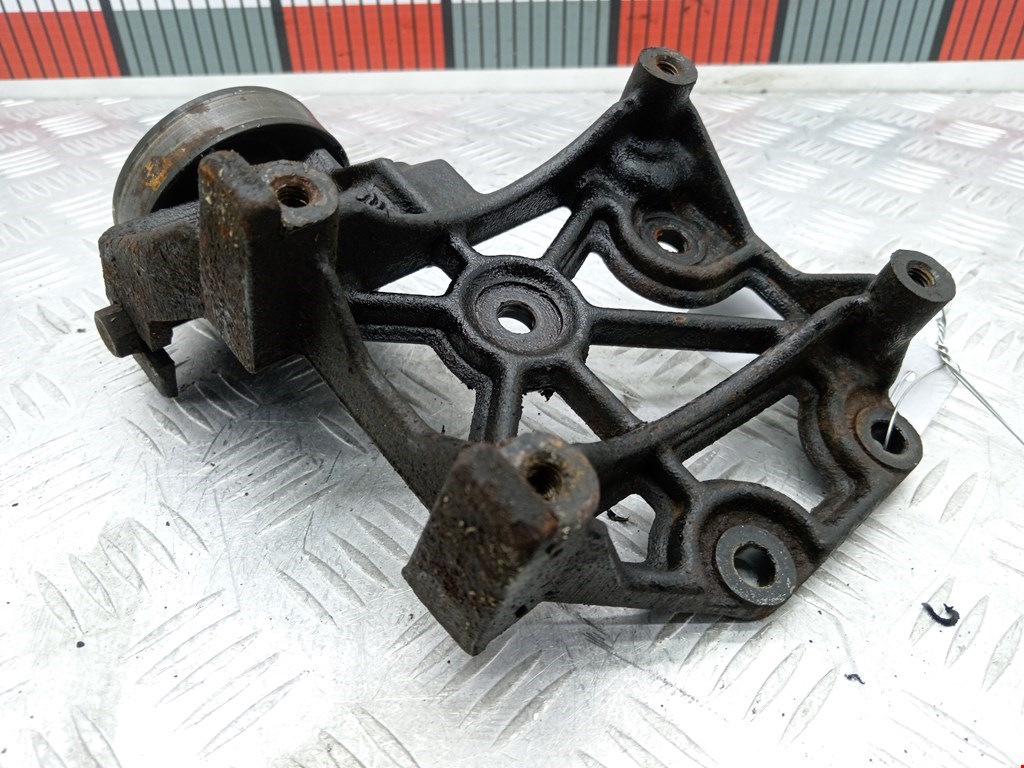 Кронштейн кондиционера KIA Carnival II 2006-2014