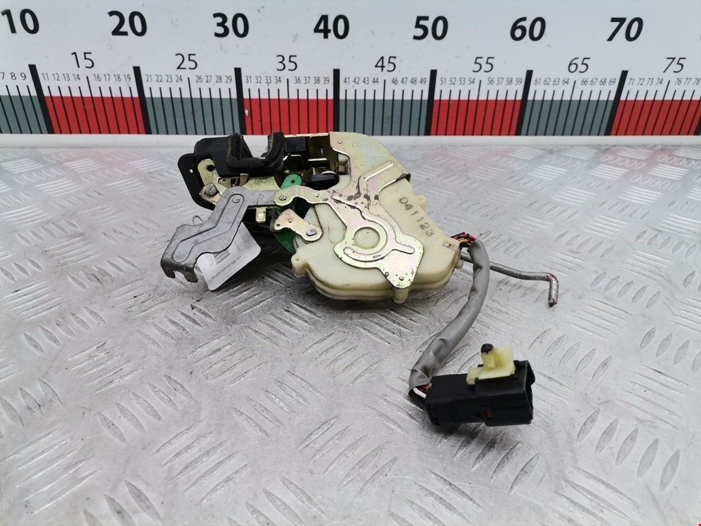 Замок двери передней правой KIA Sorento 2002-2009