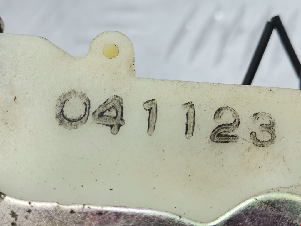 Замок двери передней правой KIA Sorento 2002-2009