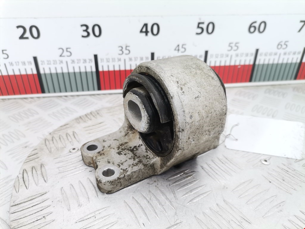 Подушка (опора) крепления КПП Land Rover Discovery 3 (2004-2009)