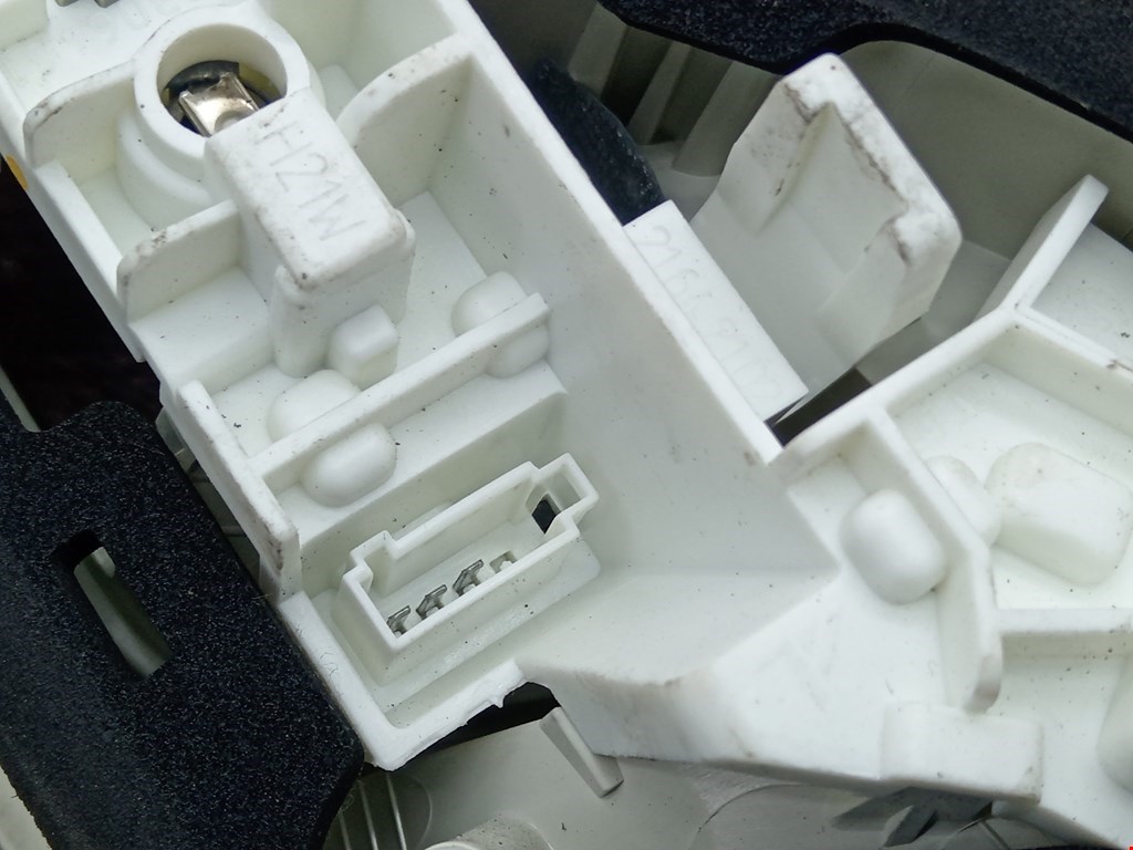 Фонарь задний внутренний левый OPEL Astra J 2009-2017