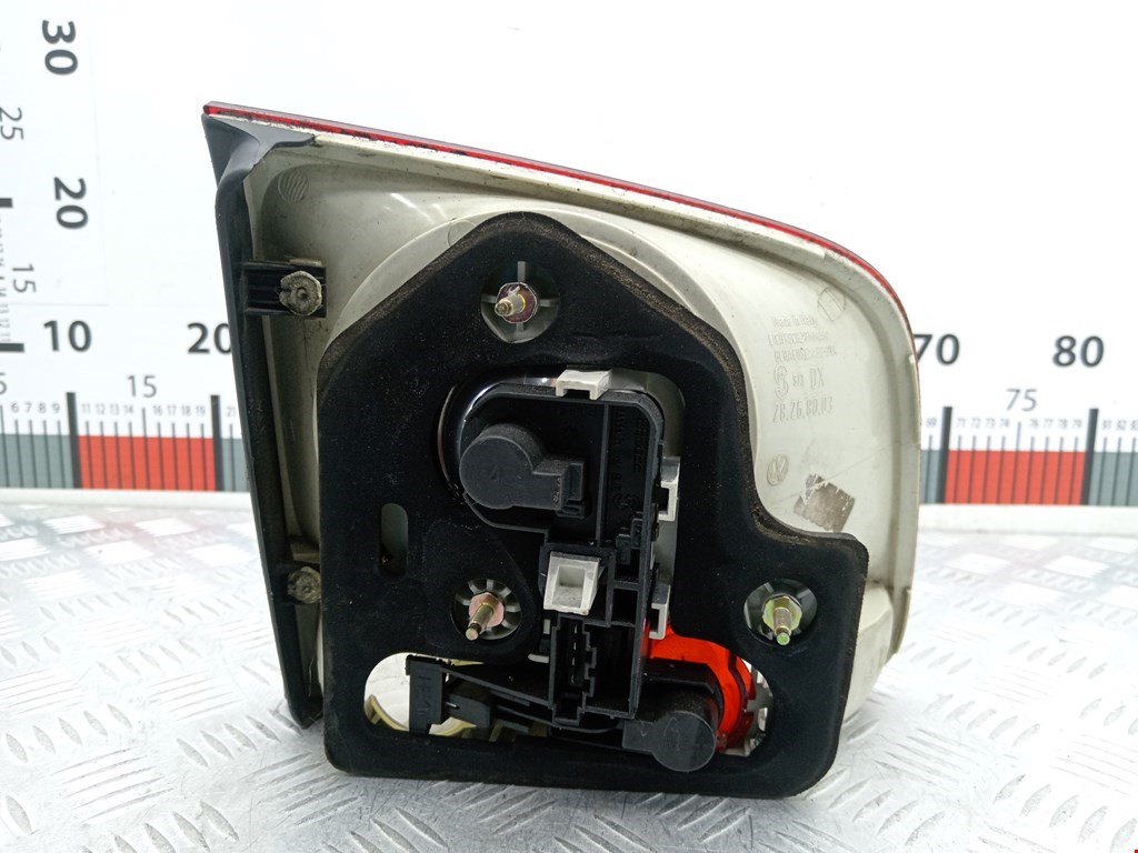 Фонарь задний внутренний правый VOLKSWAGEN Touareg 2002-2010