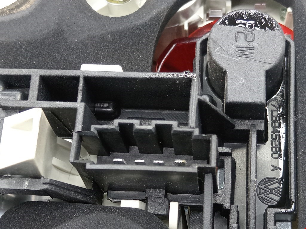 Фонарь задний внутренний правый VOLKSWAGEN Touareg 2002-2010