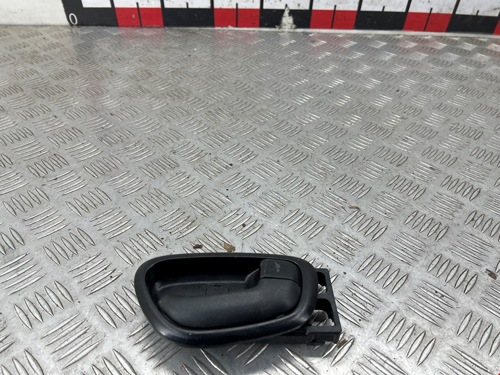 Ручка дверная задняя внутренняя левая HYUNDAI i10 2007-2013