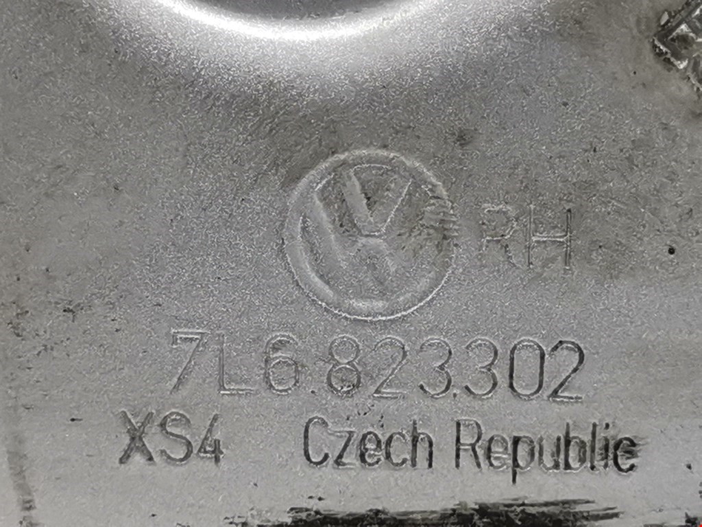 Петля капота левая/правая VOLKSWAGEN Touareg 2002-2010