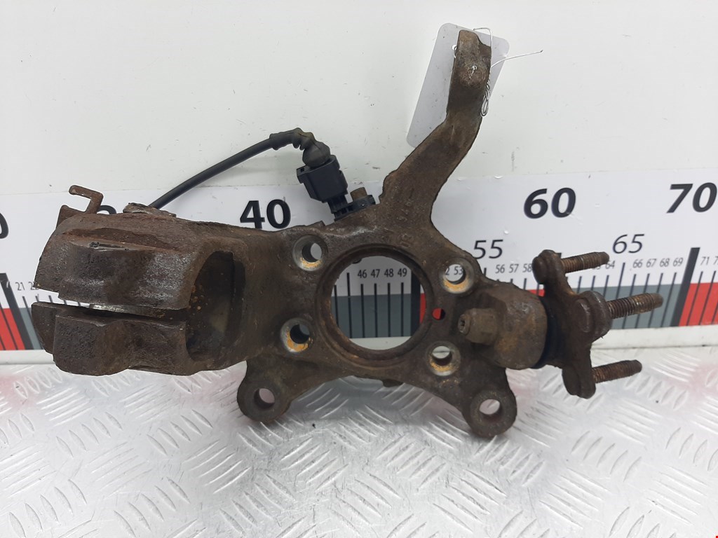 Кулак поворотный левый Audi A3 8P (2003-2013)