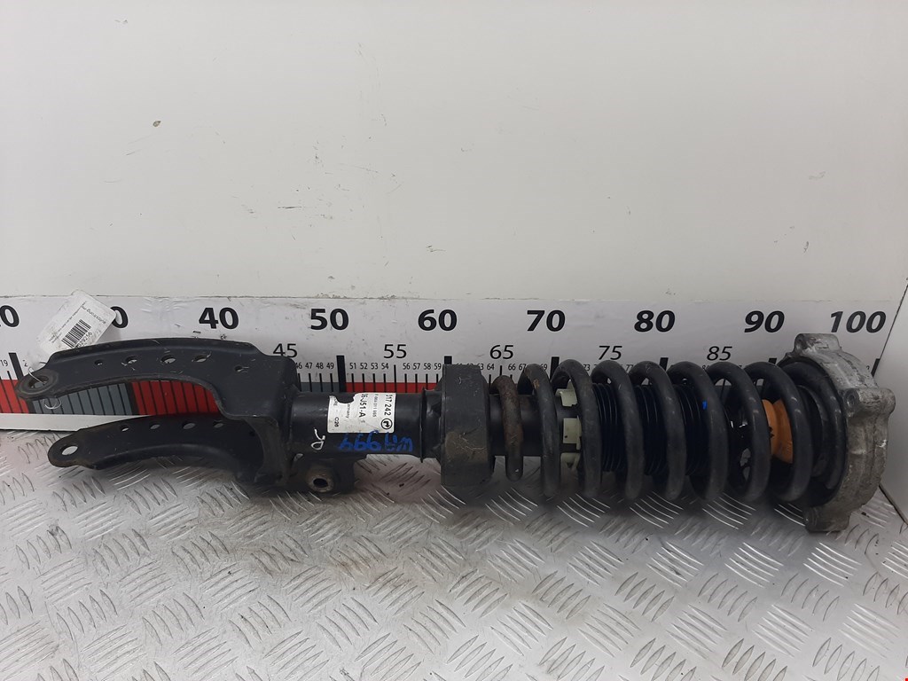Стойка амортизатора переднего правого Volkswagen Touareg 1 (2002-2010)