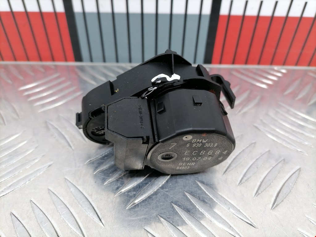 Сервопривод (электропривод моторчик привода) заслонки печки BMW 5-Series (E60/E61) (2003-2010)