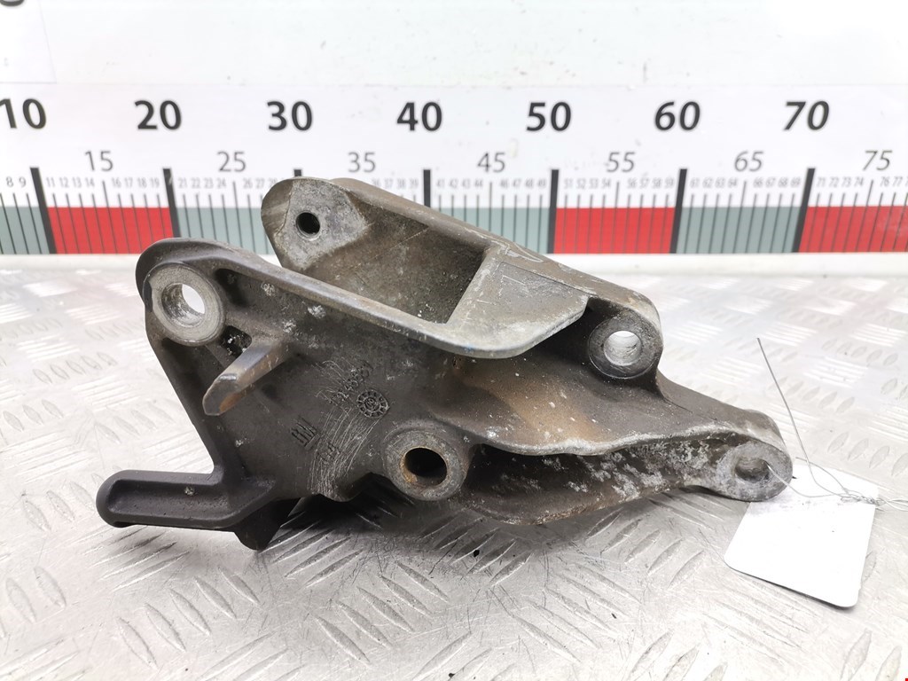 Кронштейн (крепление лапа траверса) кпп Opel Astra J (2009-2018)