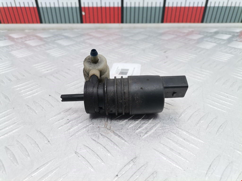 Насос (моторчик) омывателя Volkswagen Touareg 1 (2002-2010)