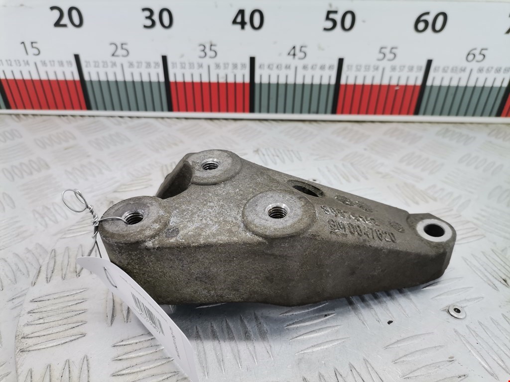 Кронштейн (крепление лапа траверса) кпп Opel Zafira A (1999-2006)