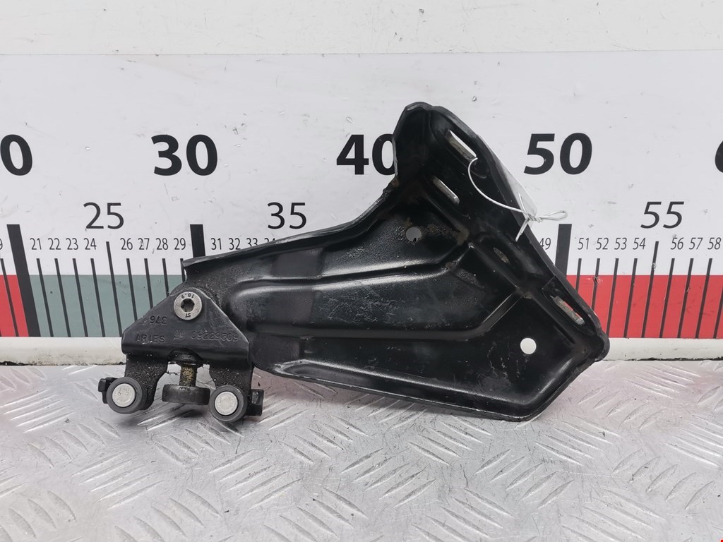 Ролик двери сдвижной (левый/правый средний верхний/нижний) OPEL Combo C 2001-2011