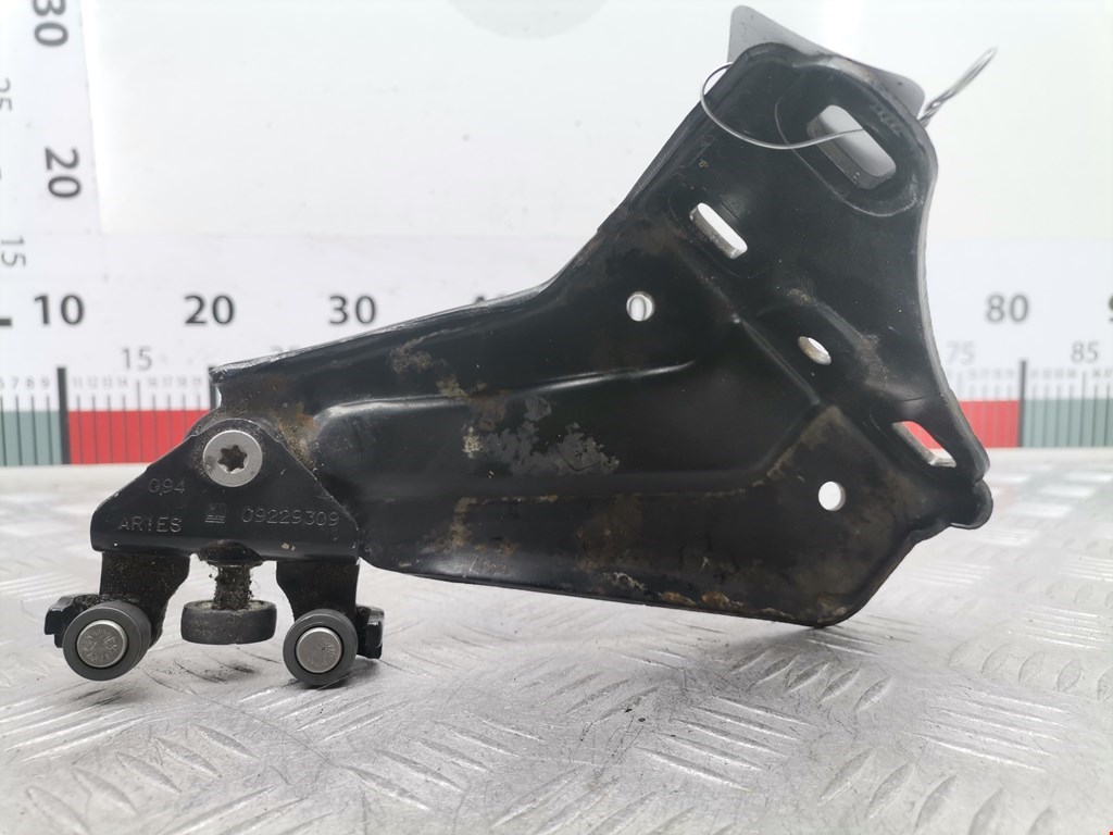 Ролик двери сдвижной (левый/правый средний верхний/нижний) OPEL Combo C 2001-2011