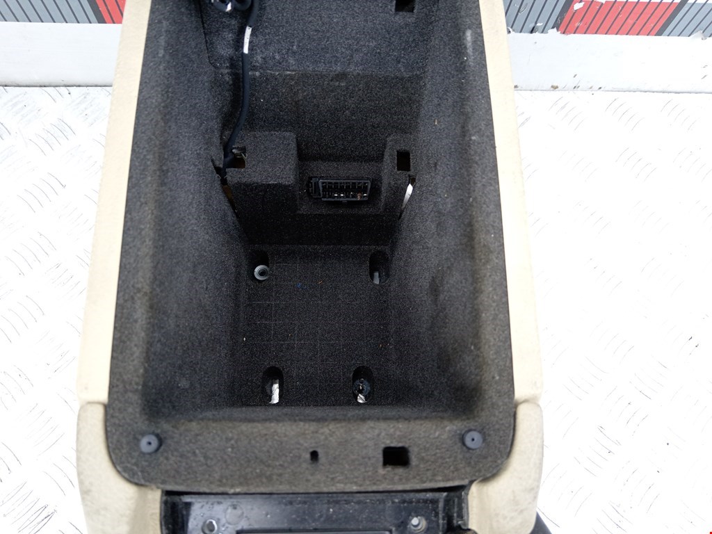 Подлокотник в салон PEUGEOT 607 2000-2010