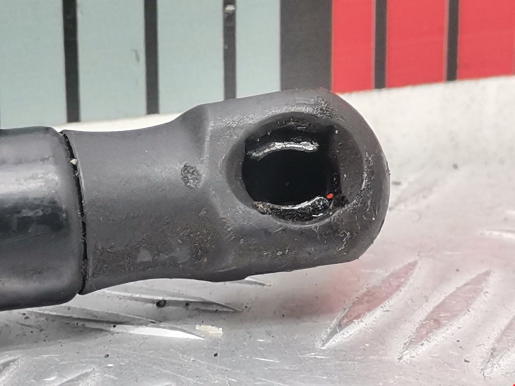 Амортизатор капота левый=правый OPEL Astra H/Family 2004-2015