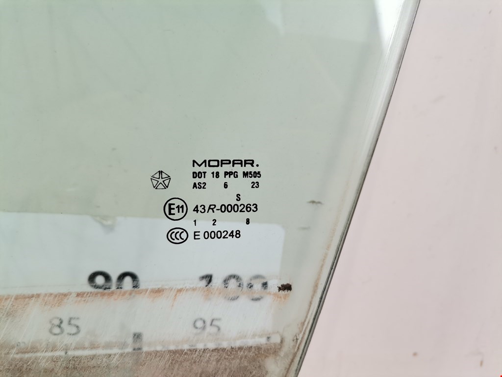 Стекло двери переднее левое DODGE Magnum 2003-2008