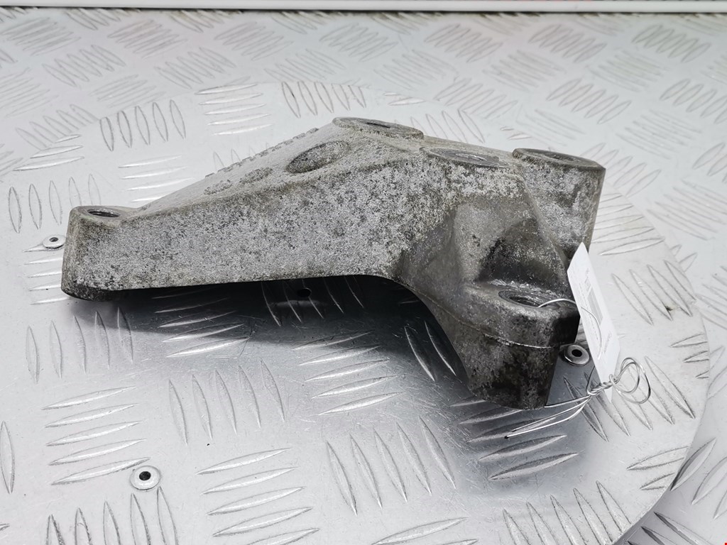 Кронштейн (крепление лапа траверса) кпп Opel Astra G (1998-2004)