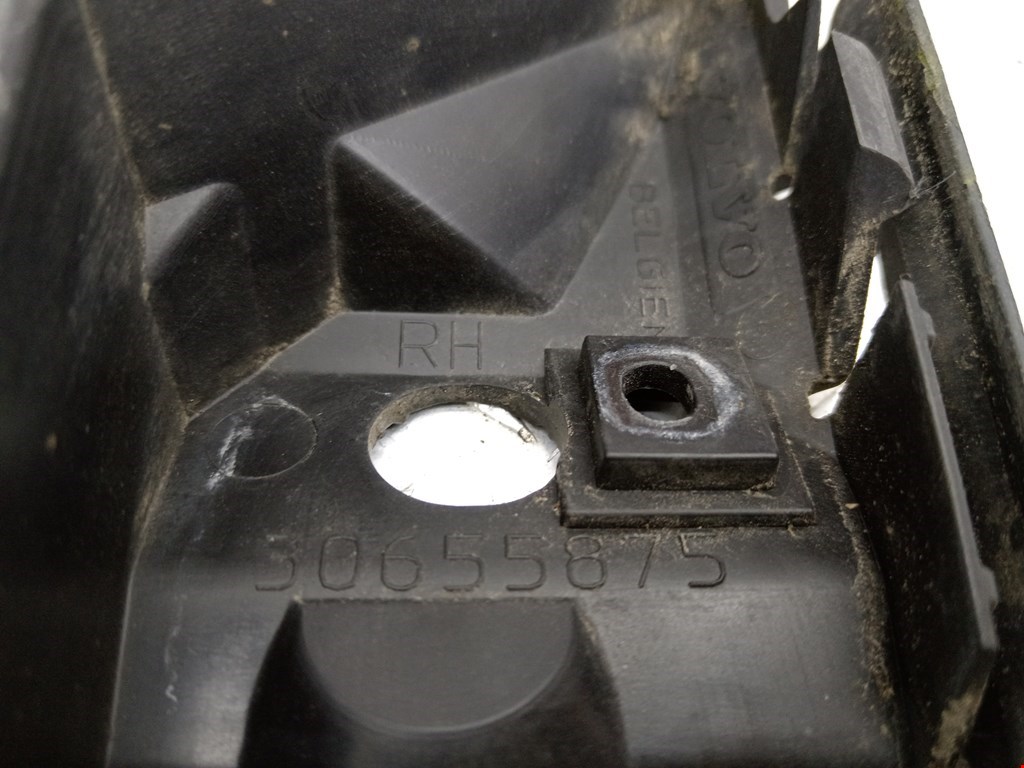 Кронштейн переднего бампера правый VOLVO V50 I 2004-2012