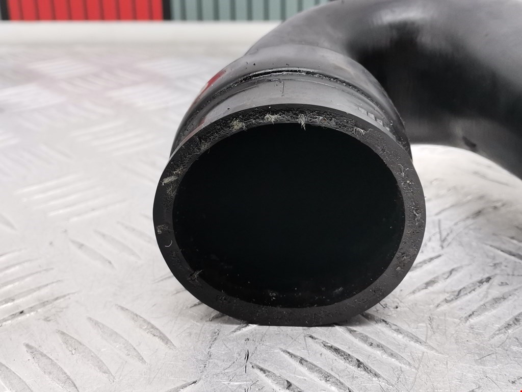 Патрубок интеркулера VOLKSWAGEN Passat B5 1997-2005