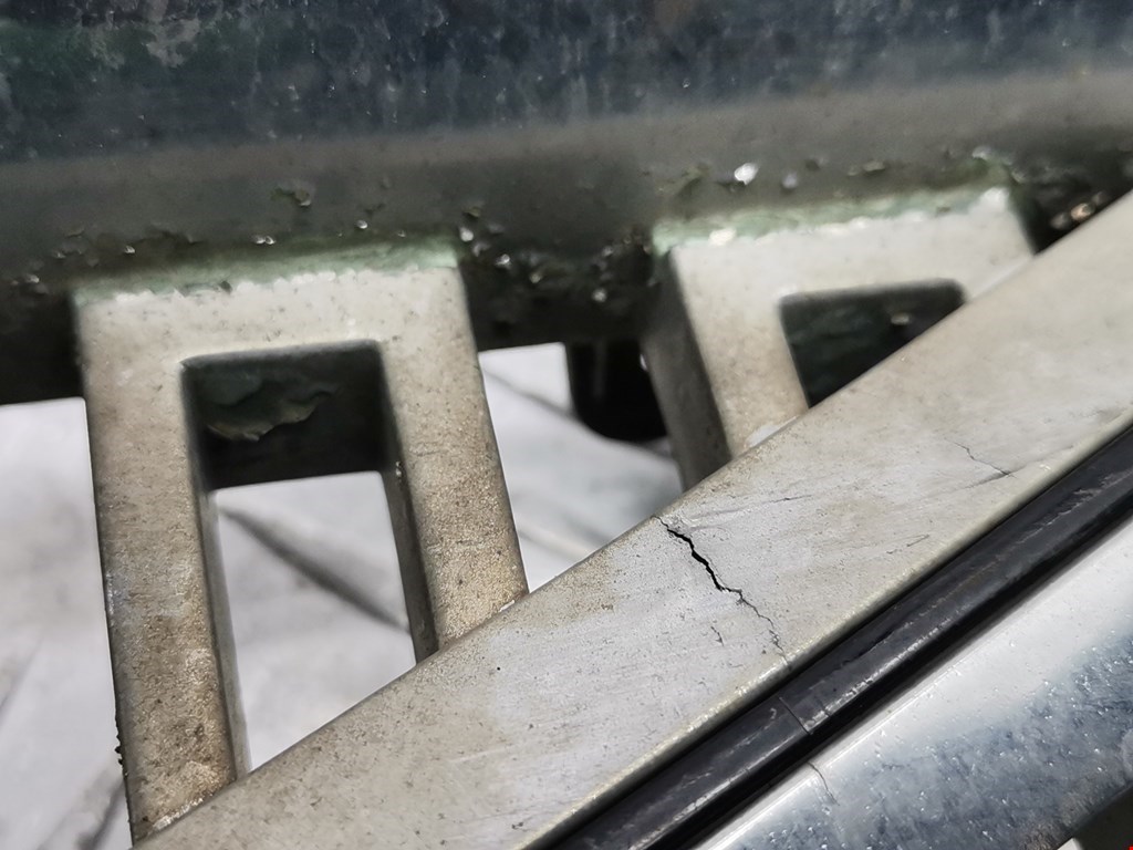 Решетка радиатора VOLVO V50 I 2004-2012