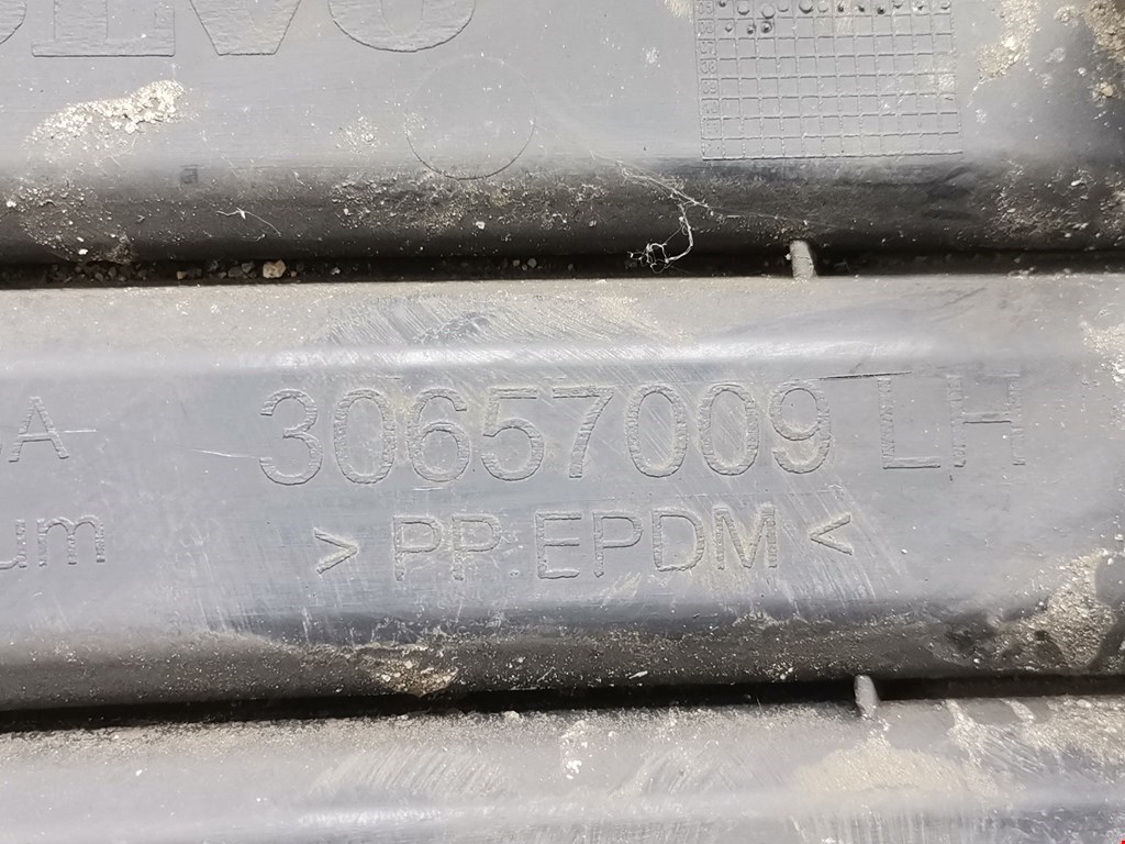 Решетка в бампер VOLVO V50 I 2004-2012