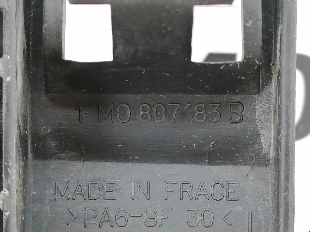 Кронштейн переднего бампера левый SEAT Toledo 1998-2004