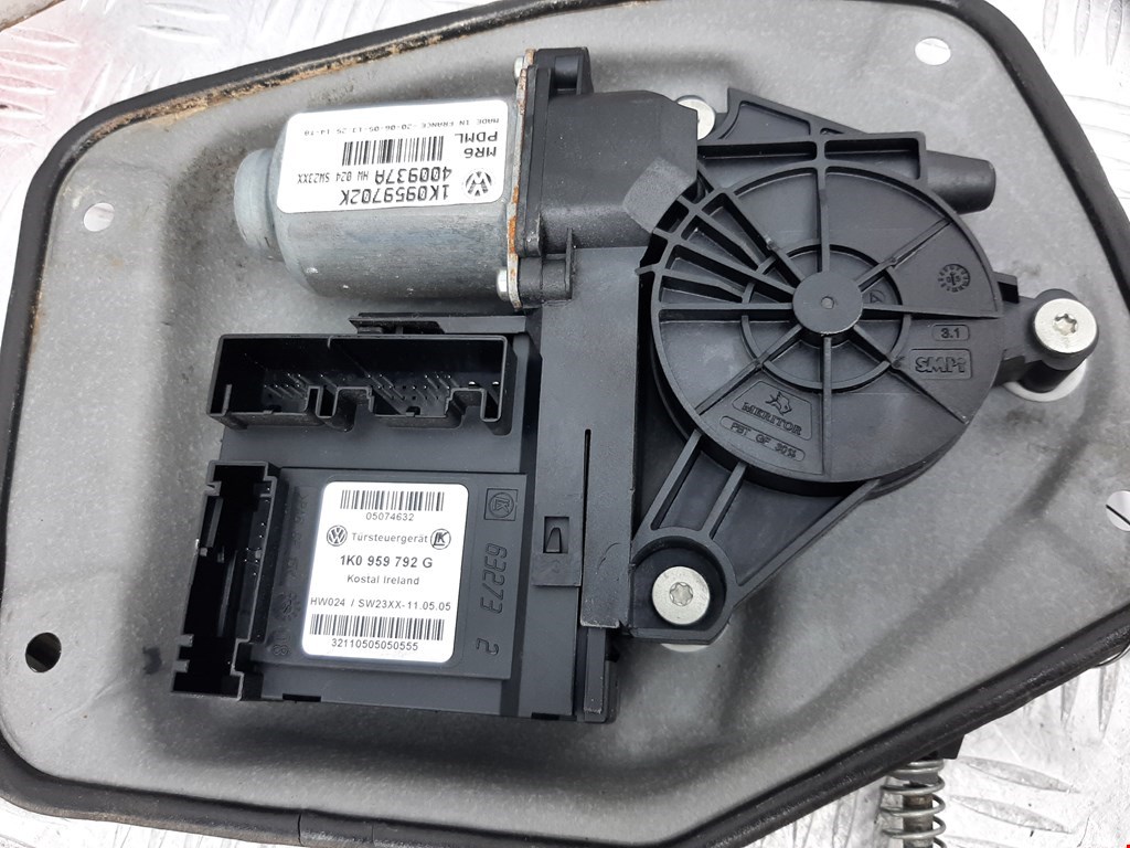 Стеклоподъемник передний правый VOLKSWAGEN Golf V 2003-2009
