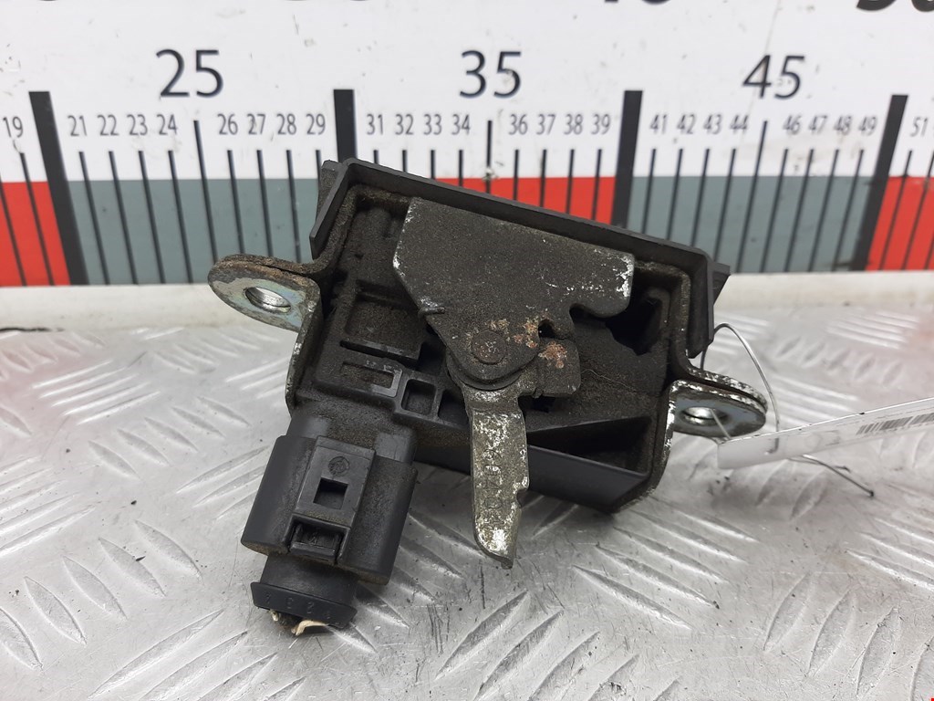 Замок багажника (крышки двери) VOLKSWAGEN Golf V 2003-2009