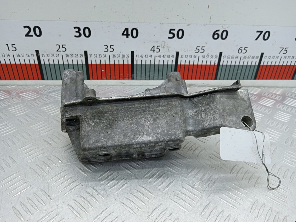 Кронштейн (крепление лапа) двигателя Volkswagen Golf 5 (2003-2008)