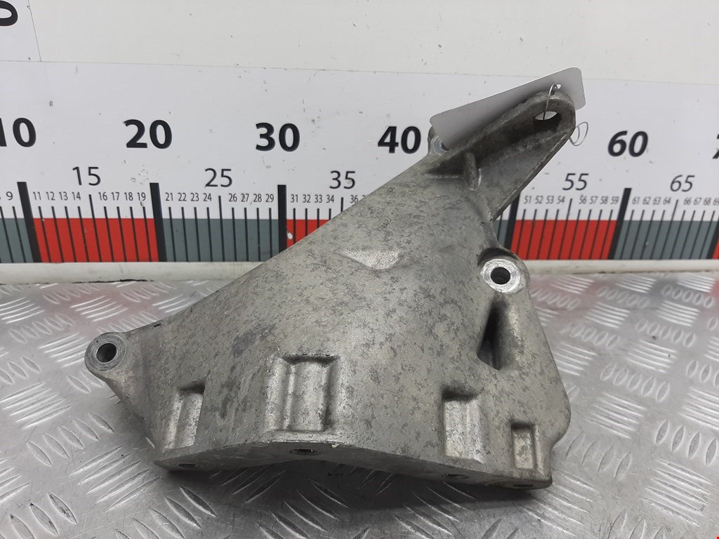Кронштейн (крепление лапа) двигателя