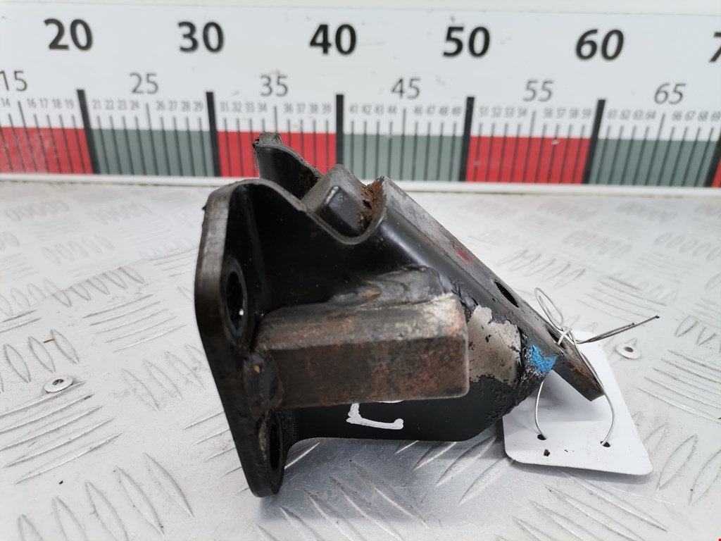 Кронштейн (крепление лапа) двигателя Mitsubishi Pajero 3 (1999-2006)