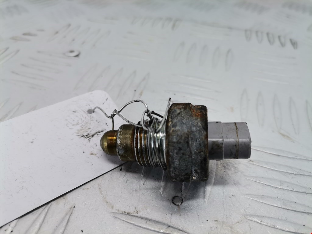 Датчик включения заднего хода TOYOTA Avensis 2003-2008