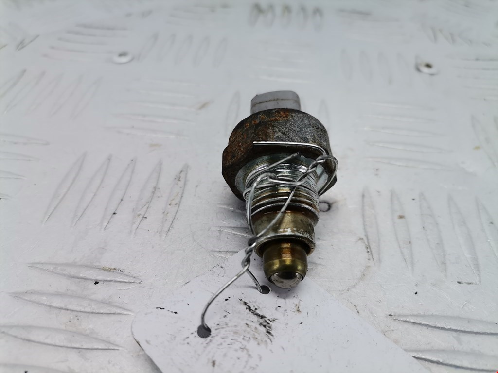 Датчик включения заднего хода TOYOTA Avensis 2003-2008