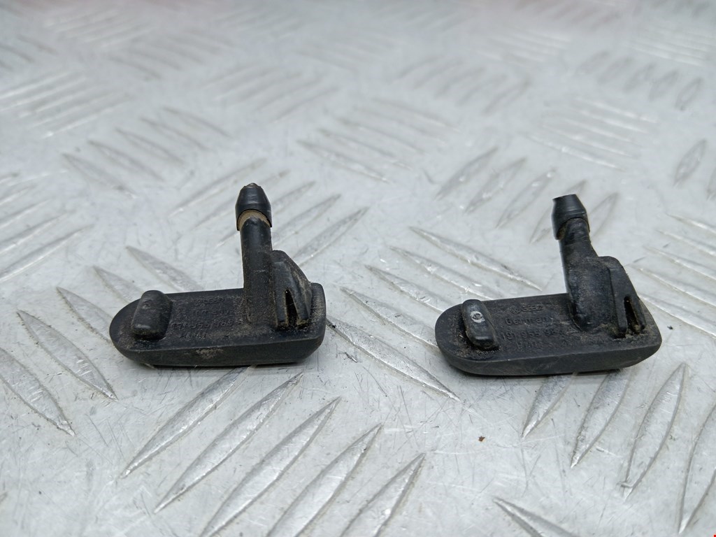 Форсунка омывателя лобового стекла VOLKSWAGEN Golf III 1991-1997