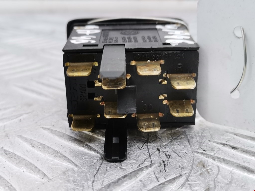 Кнопка аварийной сигнализации (аварийки) VOLKSWAGEN Polo III 1994-2001