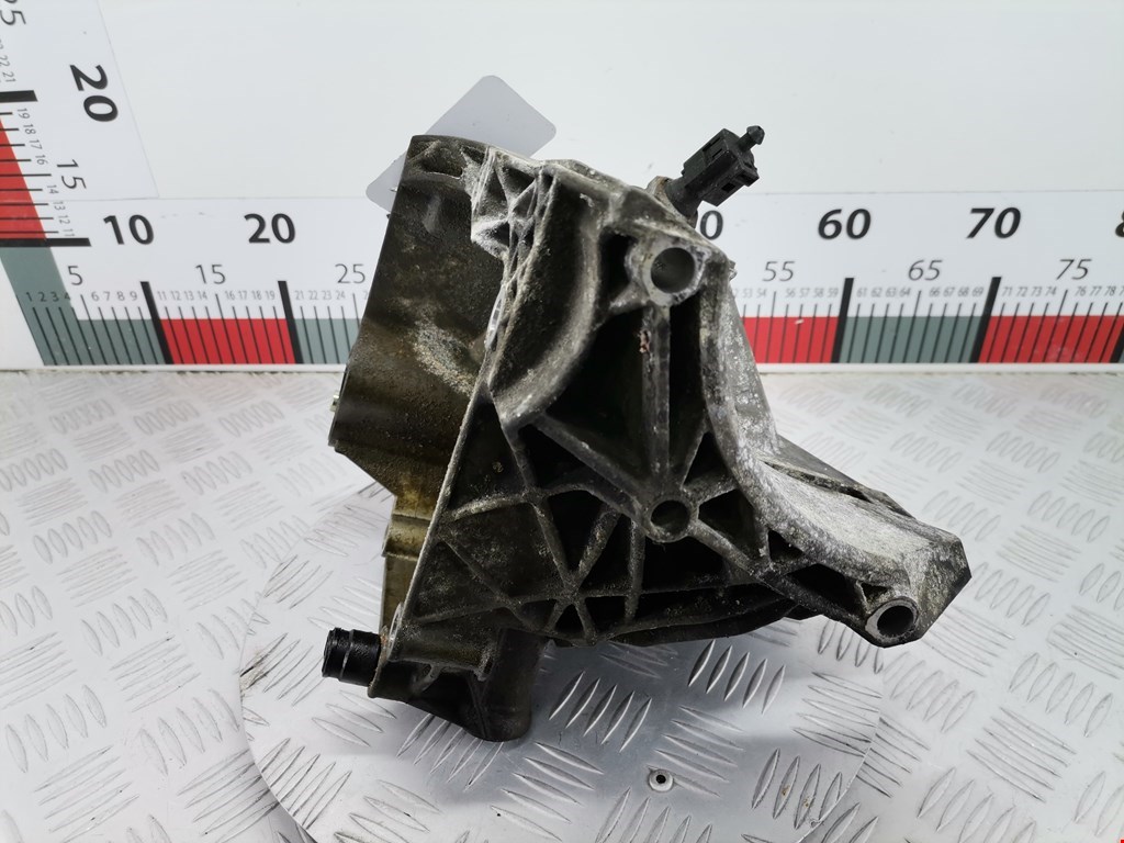 Корпус масляного фильтра AUDI A8 D3 2003-2010