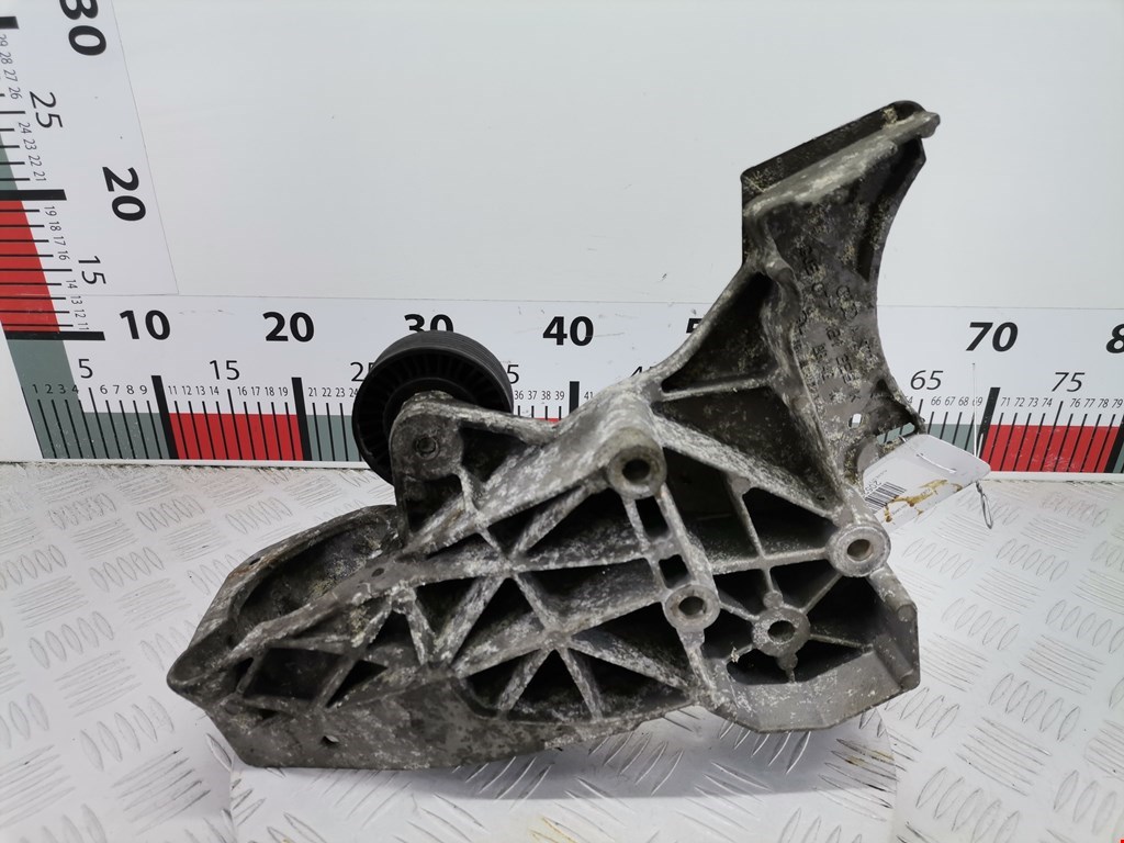 Кронштейн (крепление лапа) двигателя Audi A8 D3 (2002-2010)