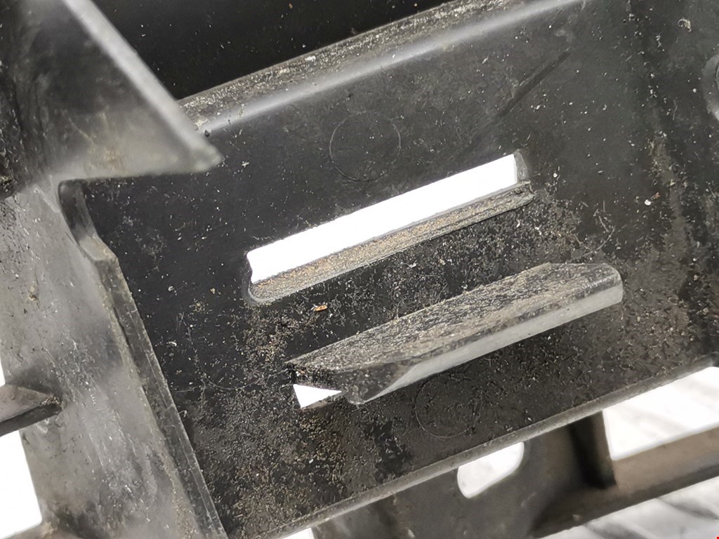 Кронштейн переднего бампера правый VOLKSWAGEN Lupo 1999-2005